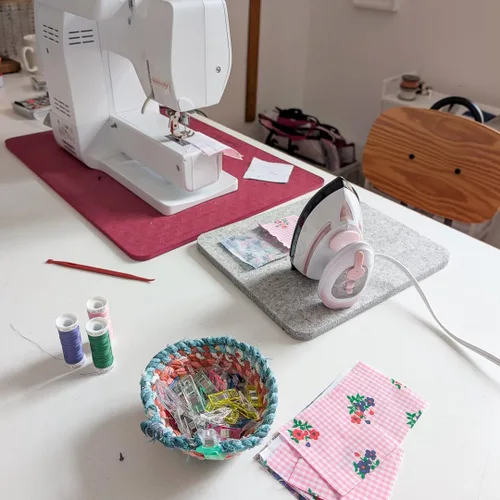Vista 3 de Madam Sew Mini plancha para coser y acolchar con vapor y punta de precisión Doble voltaje 100-240 V, esfera térmica ajustable, placa de precisión