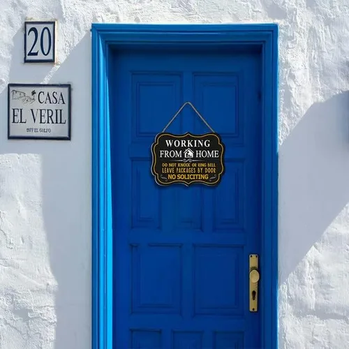 Vista 4 de Letrero con texto en inglés "Working from Home" ("Do Not Knock or Ring Bell Leave Packages at Door No Soliciting") para puerta delantera, letrero