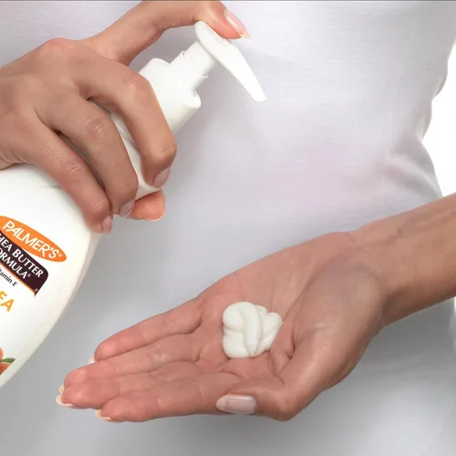 Vista 5 de Palmer's Fórmula de Karité Loción Corporal de Karité Pura, Botella con Bomba, 13.5 Onzas A nourishing daily hand & body moisturizer with Vitamin E