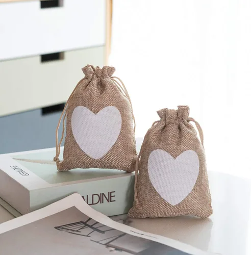 Vista 8 de Shallylu 50 bolsas de regalo de arpillera con cordón, bolsas de lino con cordón de arpillera, bolsas de joyería para bodas, cumpleaños, Navidad