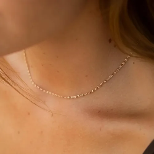 Vista 4 de CAROVO Gargantilla para mujer, delicado collar chapado en oro de 14 quilates, con lentejuelas y puntos brillantes, caja de clip satélite, collares