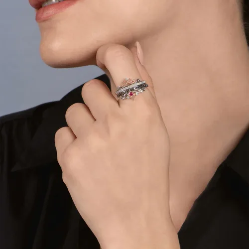 Vista 5 de Jewelili Enchanted Disney Fine Jewelry Anillo de plata de ley y oro rosa de 10 quilates con diamante de 14 quilates y rubí redondo blanco nieve