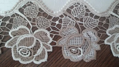 Vista 3 de Alfombra cuadrada con cacao y rosas de encaje blanco antiguo con material antiguo, tamaño 9 pulgadas