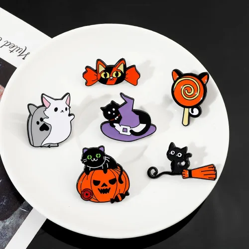 Vista 7 de Divertido juego de pines esmaltados de Halloween, juego de gato con calabaza y caramelo mágico, broche de broche lindo estético de solapa