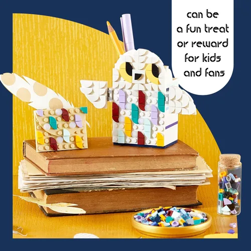 Vista 6 de LEGO DOTS Harry Potter Hedwig Portalápices 41809, juego de manualidades para niños a partir de 6 años con soporte para lápices Hedwig The Owl