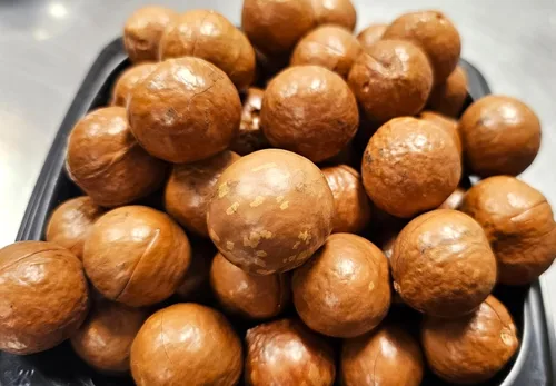 Vista 2 de Nueces de macadamia - En cáscara (entera) Tamaño mediano (1 LB)