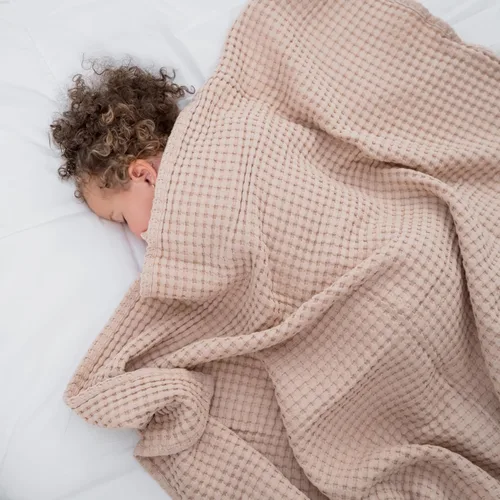 Vista 2 de Comfy Cubs Manta de bebé con tejido de punto gofre, manta de algodón de 40 x 40 pulgadas con diseño texturizado, manta ligera para cama, cuna Blush