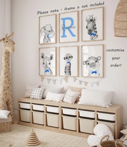 Vista 6 de Animales de Safari Personalizados para Habitación de Bebés Niños Juego de 6 Pósteres Sin Marco, Arte de Pared con Nombre Personalizado Corbatín Azul
