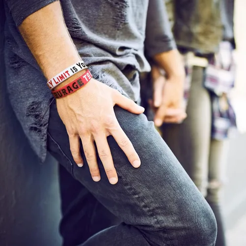 Vista 4 de QEERBSIN Paquete de 12 pulseras motivacionales para hombres, mujeres y adolescentes, pulseras inspiradoras de silicona unisex para adultos