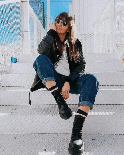 Vista 6 de Dr. Martens, Vegan Jadon II - Botas de plataforma sintética de 8 ojales para hombre y mujer