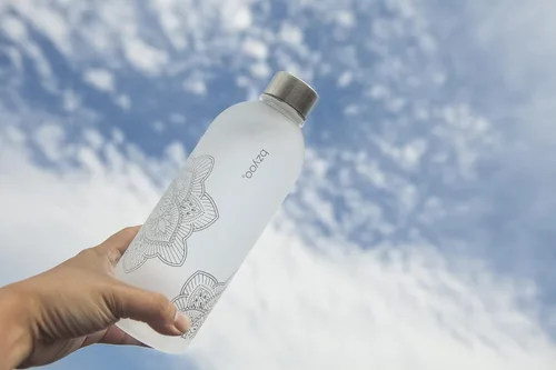 Vista 2 de bzyoo Botella de agua de 32 onzas con marcador de tiempo de 1 litro, plástico duradero esmerilado con correa y vaso de plástico de doble pared de 24