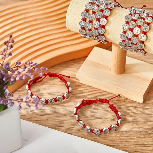 Vista 4 de Paquete de 12/6 piezas Pulseras de San Benito Protección hechas a mano con cordón rojo y negro, pulseras de muñeca Benedict ajustables, medalla