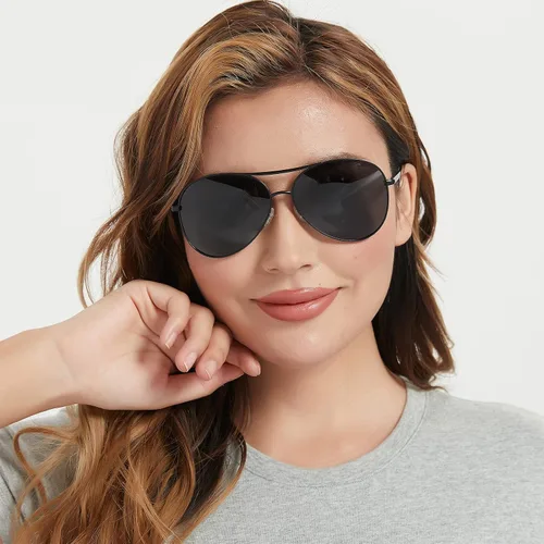 Vista 9 de BOTPOV Gafas de sol de aviador para hombres y mujeres, polarizadas, protección UV400, lente espejada, marco de metal con bisagras de resorte..