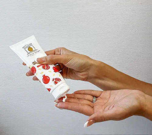 Vista 3 de Crema de manos con aceite de oliva - Fórmula hidratante profunda y nutritiva para manos suaves y flexibles (granada)