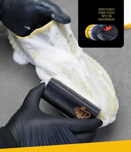 Vista 3 de Crep Protect Kit de limpieza de zapatos - Kit de viaje de limpieza de tenis prémium Cure con solución de 3.5 onzas, cepillo premium y paño
