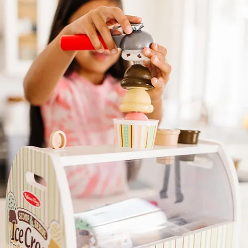 Vista 2 de Melissa & Doug - Encimera de helados de madera con cuchara para servir, juego de tienda de simulación, 28 accesorios de comida y cocina de juguete