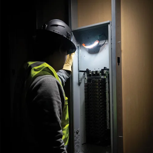 Vista 7 de Klein Tools KHH56308 linterna frontal recargable LED de haz ancho para cascos duros Klein Tools, 770 lúmenes, para trabajo, batería y soporte