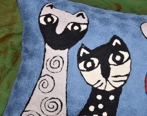 Vista 4 de Funda de almohada lumbar Picasso - Cojín abstracto de gatitos azules - Lana bordada a mano tamaño 14 x 20