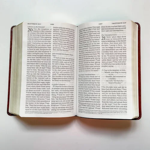 Vista 6 de Biblia ESV con letras a mano y grabadas con láser, letra roja, cubierta marrón, incluye opción para añadir nombre grabado, regalo personalizado