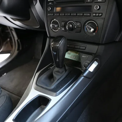 Vista 3 de YIWANG Cubierta de cabeza de cambio de marcha central de automóvil para BMW E48 E61 E64 E65 E85 E86 E53 E81 E82 E87 E90 E91 E92 E93 F01 E87 1 Series