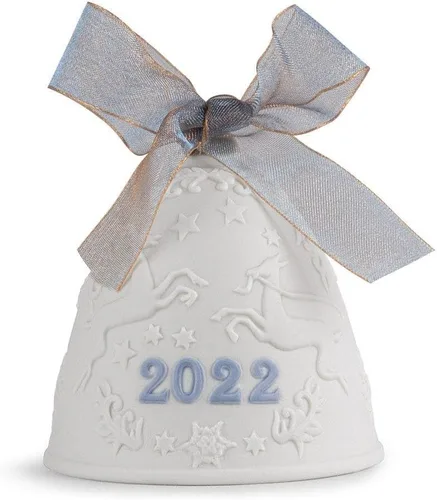 Vista 4 de LLADRÓ Bola de Navidad 2022 Azul. Adorno decorativo en porcelana mate con detalles azules. Bola de Navidad de porcelana