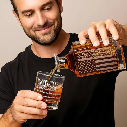 Vista 3 de Set de decantador de whisky para hombres, juego de decantador We The People con vasos, decantador grabado con bandera americana para regalos
