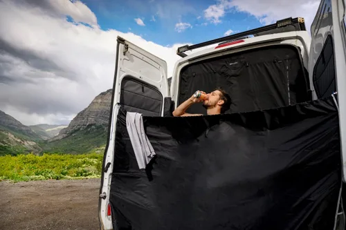 Vista 2 de VanEssential Puerta trasera universal de ducha/pantalla de privacidad para Mercedes-Benz Sprinter, Ford Transit, Ram Promaster Vans - Ajustable