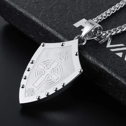 Vista 3 de HZMAN - Collar con colgante de acero inoxidable con diseño de escudo medieval de los guerreros con nudo celta de cruz irlandesa color plateado