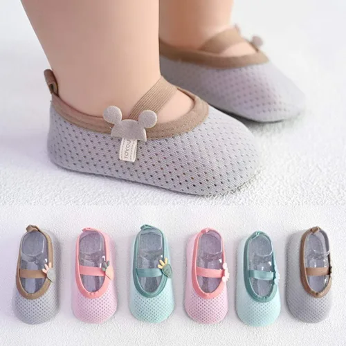 Vista 2 de Calcetines antideslizantes para el suelo para bebés, calcetines y zapatos antideslizantes de dibujos animados para niños pequeños