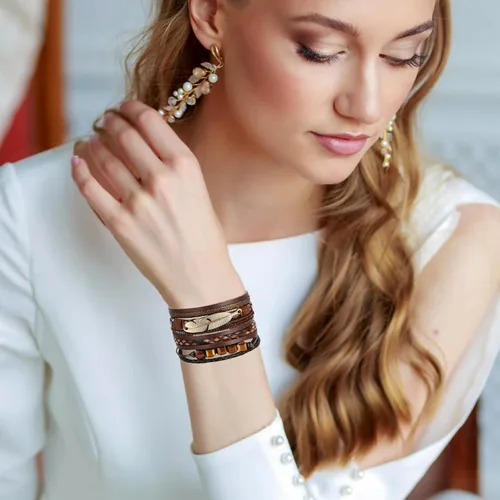 Vista 2 de Fesciory - Pulsera de leopardo para mujer, estilo bohemio de cuero multicapa con perlas de cristal