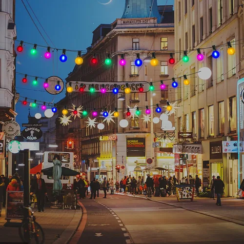 Vista 5 de Paquete de 25 bombillas LED multicolor G40 de repuesto para Navidad, 1 vatio, base de candelabro E12/C7, bombillas LED globo Edison de plástico