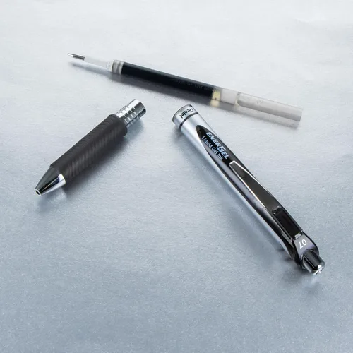 Vista 6 de Pentel® Energel® Deluxe RTX Bolígrafos de gel, punto Mediano, 0.7mm, barriles surtidos, tinta color negro, paquete de 3