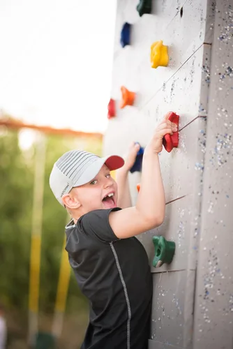 Vista 5 de Squirrel Products Soportes de escalada en roca para niños, rocas de escalada extra grandes de lujo con accesorios de montaje – DIY pared de roca