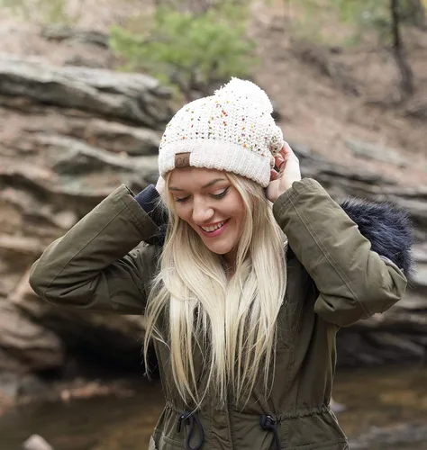 Vista 7 de Funky Junque Gorro de punto de confeti para mujer, con pompón, de felpilla, para invierno