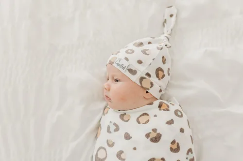 Vista 7 de Copper Pearl Gorro de bebé con nudo superior elástico suave Millie