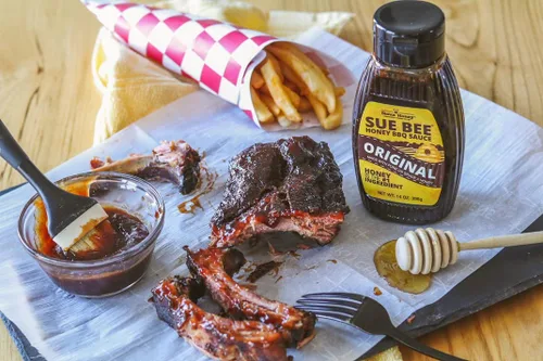 Vista 8 de Sue Bee Original Style Honey BBQ Sauce, 14 onzas (paquete de 1) Fabricado con miel pura para un sabor dulce y ácido que es perfecto para asar a