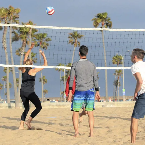 Vista 6 de GoSports Pelotas de voleibol recreativas de tacto suave - Individual o paquete de 6 - Tamaño reglamentario para juego en interiores o exteriores - 6