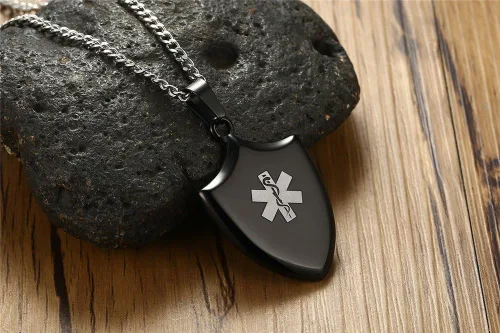 Vista 2 de LiFashion LF - Collar con colgante de acero inoxidable personalizado ICE SOS para hombre, grabado gratuito para hombre, de alerta médica, escudo
