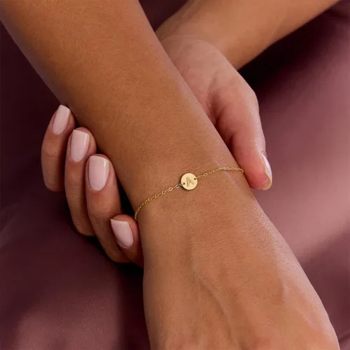 Vista 2 de Pulsera personalizada con inicial, chapada en oro de 18 quilates, de acero inoxidable, con diseño de letras, delicada pulsera con dije de moneda