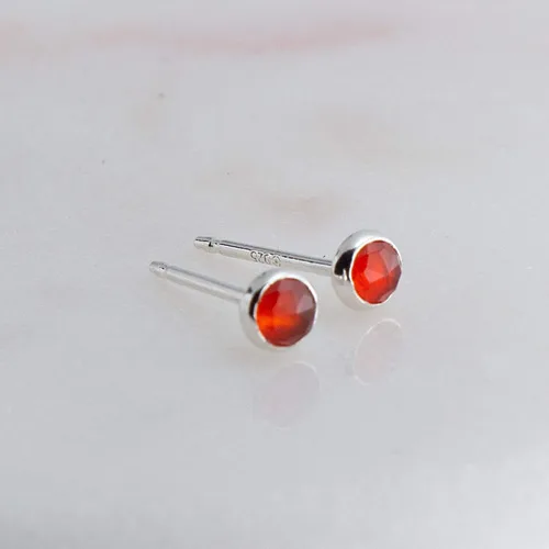 Vista 108 de Aretes pequeños de plata de ley para cartílago, tragus, hélix, múltiples piercings hipoalergénicos, piedra natal para mujer, juego de bisel