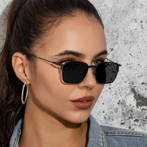 Vista 5 de Gafas de sol con protección UV para hombres, mujeres y niñas, diseño cuadrado de metal retro, gafas de sol vintage para viajes y actividades al aire