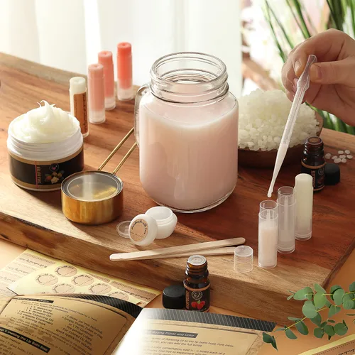 Vista 6 de Kit de bricolaje 𝗣𝗥𝗘𝗠𝗜𝗨𝗠 de CraftZee para hacer bálsamo labial. Pack de brillo labial DIY, cera de abeja natural, manteca de karité, aceite