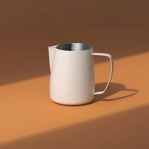 Vista 8 de Jarra de espuma de leche, jarra de vapor de café expreso de leche de acero inoxidable de 24 onzas/23.7 fl oz, herramientas de expreso, arte con Beige