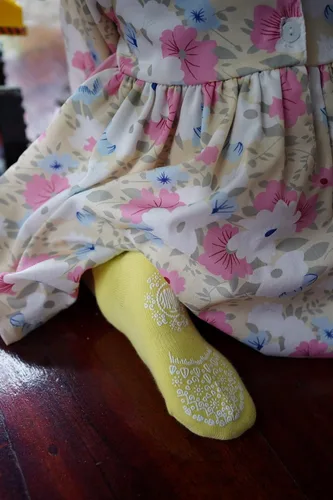 Vista 7 de RATIVE Calcetines antideslizantes con puños para bebés, niños y niñas