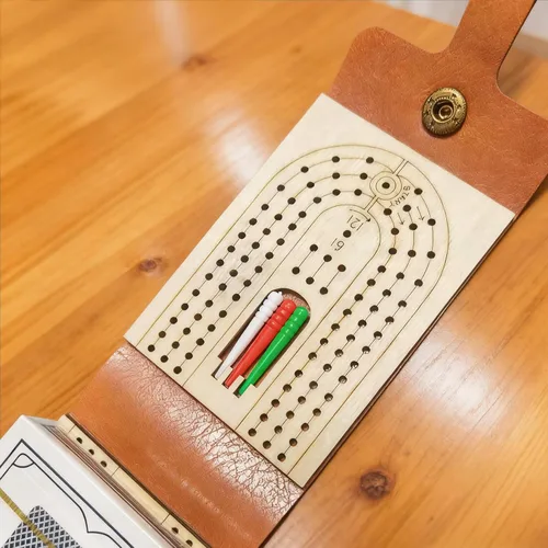 Vista 5 de Foleto Juego de mesa de viaje para cunas – Tablero plegable de cuero de 3 pistas con 6 clavijas y baraja de cartas, cuna de madera portátil para 2-3