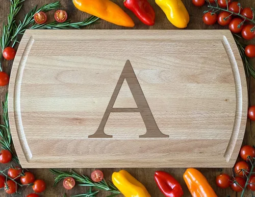 Vista 2 de Tabla de cortar de haya blanca grabada con elegante inicial, perfecta para cocinas sofisticadas del hogar y chefs profesionales