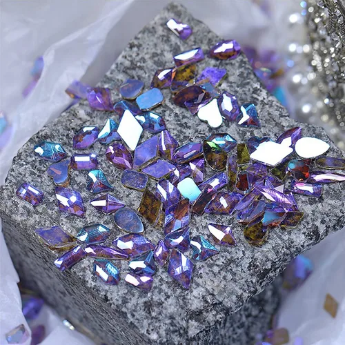 Vista 2 de 100 piezas de diamantes de imitación de cristal Aurora de formas mixtas para arte de uñas, gemas iridiscentes transparentes desnudas con parte