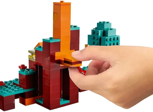 Vista 5 de LEGO Minecraft The Warped Forest 21168 - Juego creativo práctico de Minecraft Nether; divertido juguete de construcción de bosque deformado