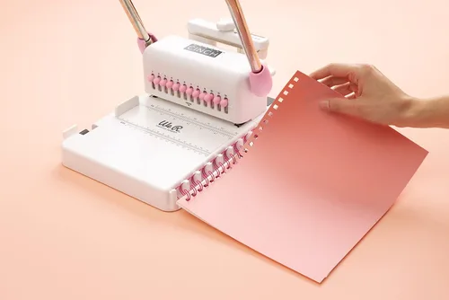 Vista 6 de We R Memory Keepers, Máquina Encuadernadora de Libros Cinch 2, Rosa/Blanco, Diseño Fácil de Usar con Regla Deslizante, Compatible con Bobinas