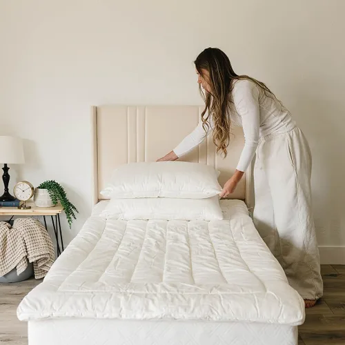 Vista 4 de Almohada de Lana Premium Woolino, Relleno de Lana 100% Transpirable y Funda de Algodón Orgánico, Inserto de Almohada y Funda Acolchada Lavable